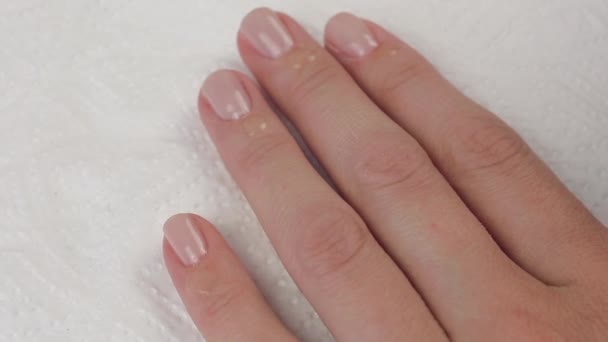 Youg mujer engrasa los dedos con aceite después de la manicura. Manicura de uñas — Vídeo de stock