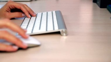 Kyiv, Ukrayna - 1 Nisan 2020: Karantina sırasında genç bir kadın bilgisayarda çalışıyor. Ellerini kapat.