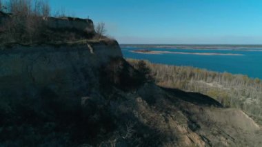 Stayky, Ukrayna - 5 Nisan 2020. Terk edilmiş kil ocağı ve Dnipro nehri yakınlarında alışılmadık bir rahatlama. Havadan üst görünüm