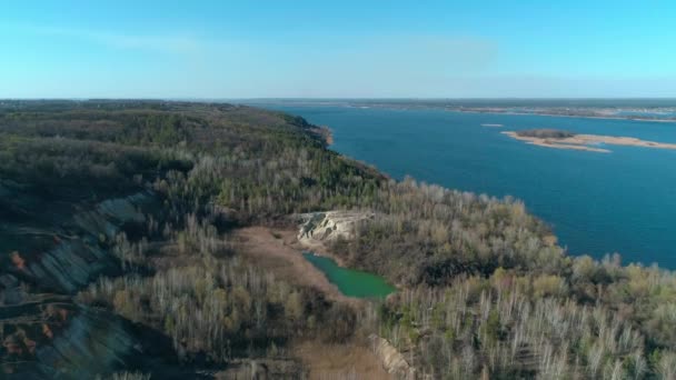 Stayky, Oekraïne - 5 april 2020. Verlaten kleigroeve met ongewone reliëf bij rivier de Dnipro. Bovenaanzicht vanuit de lucht — Stockvideo