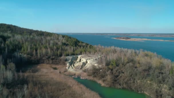 Stayky, Oekraïne - 5 april 2020. Verlaten kleigroeve met ongewone reliëf bij rivier de Dnipro. Bovenaanzicht vanuit de lucht — Stockvideo