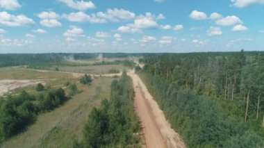 Desyatyny, Ukrayna - 8 Temmuz 2018: Rally arabası köyün yakınındaki çakıl taşlı bölümden geçiyor, arkasında toz izi bırakıyor.