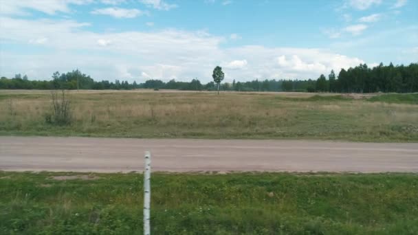 Desyatyny, Ukraine - 8 juillet 2018 : Vue aérienne. Voiture de rallye passe section de gravier de la piste près du village, laisse derrière un sentier de poussière — Video