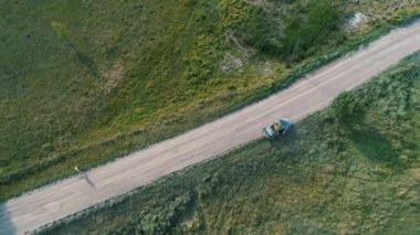 Desyatyny, Ukrayna - 8 Temmuz 2018: Yarış arabası yarış sırasında hasar gördü. İnsanlar yardıma koşuyor..