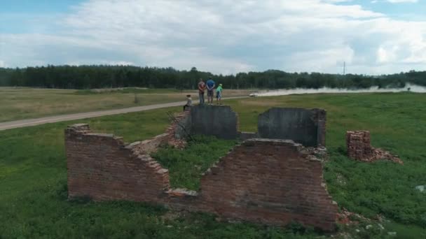 Desyatyny, Ucrânia - 8 de julho de 2018: Vista aérea. Carro de rali passa seção de cascalho da pista perto da aldeia, deixa para trás uma trilha de poeira — Vídeo de Stock