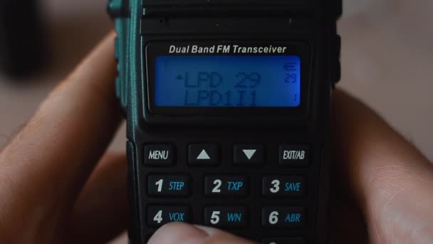 Hand hält das Walkie-Talkie und scannt Radiokanäle in Innenräumen Nahaufnahme-Makro — Stockvideo