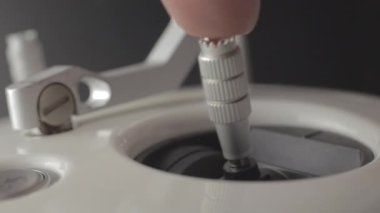 Uzaktan kumandanın ayar çubuğu. Uçuştan önce bir İHA hazırlıyorum. Kapat.