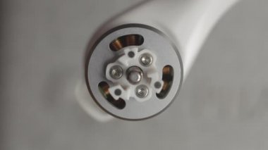 Makro fırçasız motorun üstüne ateş etti. Uçuştan önce bir İHA hazırlanıyor, pervaneler yükleniyor.