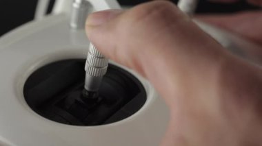 Uzaktan kumandayı kapat. Uzaktan kumandalı çubuklarla İHA 'yı kontrol et. Makro
