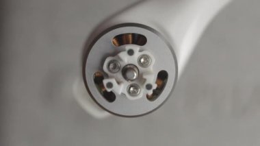 Makro fırçasız motorun üstüne ateş etti. Uçuştan önce İHA hazırlamak, pervaneleri kaldırmak ve motoru kontrol etmek.