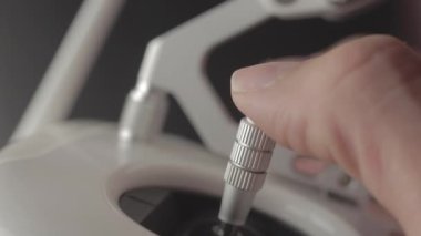 Uzaktan kumandayı kapat. Uzaktan kumandalı çubuklarla İHA 'yı kontrol et. Makro
