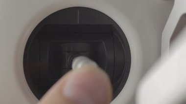 Uzaktan kumandayı kapat. Uzaktan kumandalı çubuklarla İHA 'yı kontrol et. Makro
