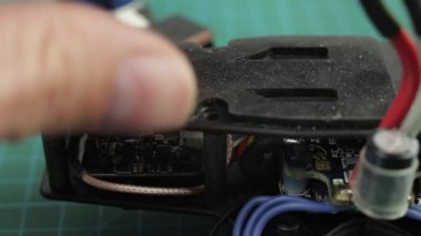 Tornavida kullanarak FPV yarış aracı monte eden genç adamların aşırı yakınlaşması..