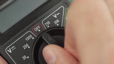Elektronik çoklu metre alet gücü açık. Voltaj ölçümü için hazır. Kapat.