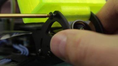 Tornavida kullanarak FPV yarış aracı monte eden genç adamların aşırı yakınlaşması..