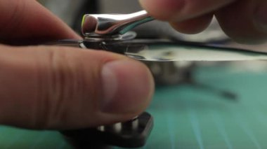 FPV yarış uçağı monte eden genç adamların elleri çok yakın. Pervane kaldırılıyor