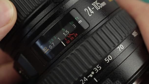 Changing the focal length on the cameras lens. Focus ring close up — Stock Video