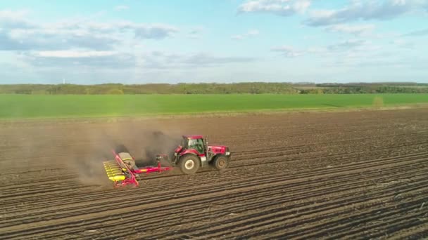 Vue aérienne du tracteur travaillant sur le terrain avec une machine moderne de semis dans un champ nouvellement labouré. La mécanisation des semences. 27 avril 2020 Vitachiv, Ukraine — Video