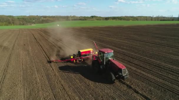 Витачев, Украина - 23 апреля 2020 г.: Воздушный обзор трактора, работающего в поле с современной сеялкой на вновь вспаханном поле. Механизация посевных семян . — стоковое видео