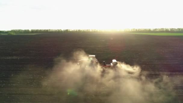 Letecký pohled na traktor pracující na poli s moderním secím strojem na nově oraném poli. Sázení semínek mechanizace. 27. dubna 2020 Vitachiv, Ukrajina — Stock video