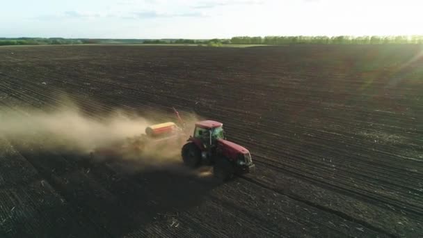 Vista aérea do trator trabalhando no campo com uma moderna máquina de sementes de semeadura em um campo recém-lavrado. Mecanização de sementes de plantação. 27 de abril de 2020 Vitachiv, Ucrânia — Vídeo de Stock