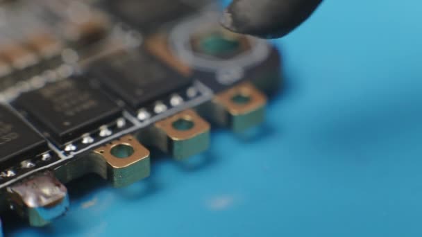 Soldering ESC contacts. Extreme close up of young mans hands assembling FPV racing drone. — Stock Video