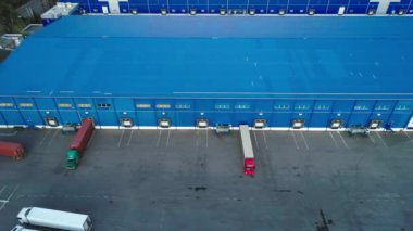 Büyük lojistik parkının yarı karavan kamyonlu havadan görüntüsü..