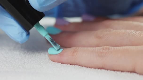 Jonge vrouw verft haar nagels met natuurlijke gel base. Manicure van de nagels. — Stockvideo