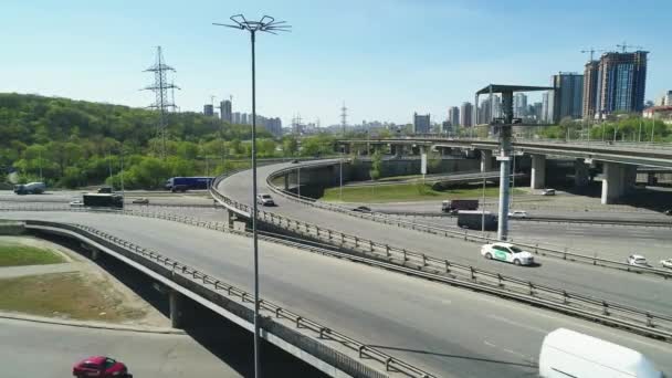 Kiev, Oekraïne - 23 april 2020: Bovenaanzicht vanuit de lucht van wegkruising met rijdende auto 's. — Stockvideo