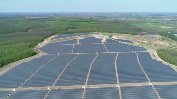 Vue aérienne du champ de la centrale solaire par temps ensoleillé. Vue aérienne du dessus de la ferme solaire. Technologies des énergies renouvelables. Gros plan — Video