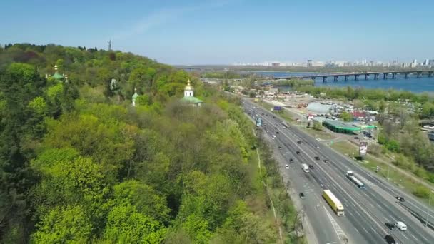 Kiew, Ukraine - 23. April 2020: Luftaufnahme der Naddnipryanske Autobahn in der Nähe des Botanischen Gartens. — Stockvideo