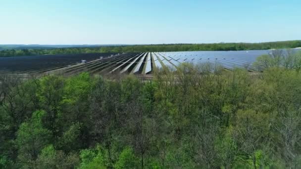 Vista aérea del campo de la central solar en el día soleado. Vista aérea de la granja solar. Tecnología de energía renovable. Amplio tiro — Vídeo de stock