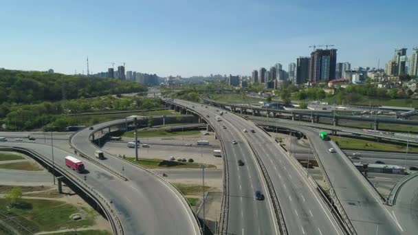 Kiev, Ucrânia - 23 de abril de 2020: Vista aérea superior da junção rodoviária com carros em movimento . — Vídeo de Stock