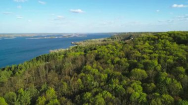 Gün batımında Dnipro nehri yakınlarındaki Vitachiv köyü tepelerinin üzerinde uçan hava manzarası. Horodyshche Novgorod-Svyatopolche