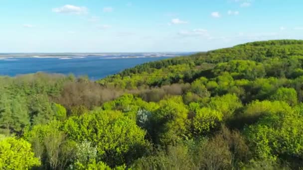 Vista aérea sobrevoando colinas da aldeia de Vitachiv perto do rio Dnipro ao pôr do sol. Horodyshche Novgorod-Svyatopolche — Vídeo de Stock