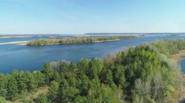 Ukrayna 'daki Dnipro nehrindeki vahşi orman adasının insansız hava aracı görüntüsü.