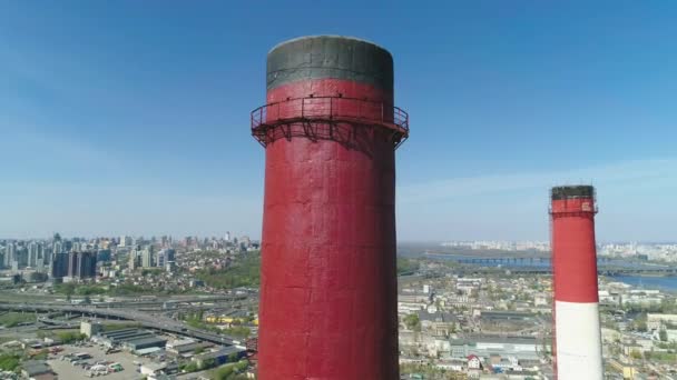 Vue aérienne par drone d'une grande cheminée rouge et blanche sans fumée lors d'une journée ensoleillée — Video