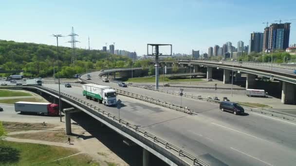 Kiew, Ukraine - 23. April 2020: Luftaufnahme einer Straßenkreuzung mit fahrenden Autos. — Stockvideo