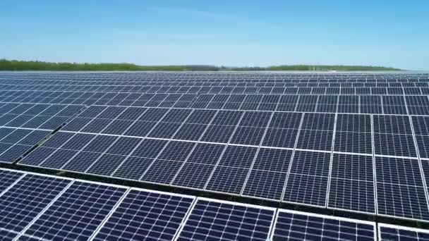 Güneşli bir günde güneş enerjisi santralinin hava görüntüsü. Güneş Çiftliği 'nin Havadan Görünümü. Yenilenebilir enerji teknolojisi. Geniş açı — Stok video