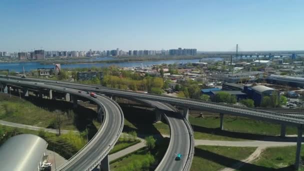 Kiev, Ucrania - 23 de abril de 2020: Vista aérea del cruce de carreteras con automóviles en movimiento . — Vídeos de Stock