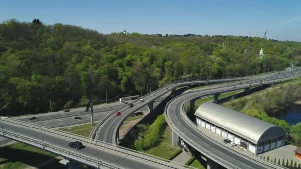 Kiev, Oekraïne - 23 april 2020: Bovenaanzicht vanuit de lucht van wegkruising met rijdende auto 's. — Stockvideo