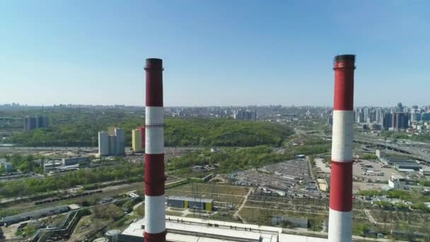 Вид на повітряний дрон великого червоно-білого димоходу без диму в сонячний день — стокове відео