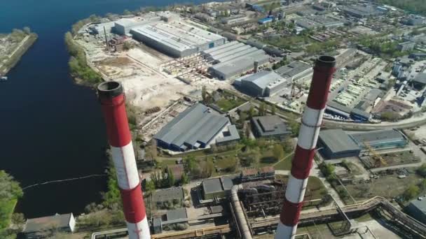 Vista aérea del dron de la gran chimenea roja y blanca sin humo en el día soleado — Vídeo de stock