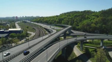 Kyiv, Ukrayna - 23 Nisan 2020: Hareket halindeki arabalarla yol kavşağının havadan görünüşü.