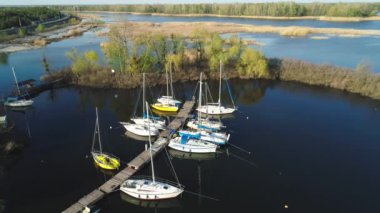 Yat kulübünün rıhtımındaki hava manzaralı yatlar. 24 Nisan 2020, Ukrayna