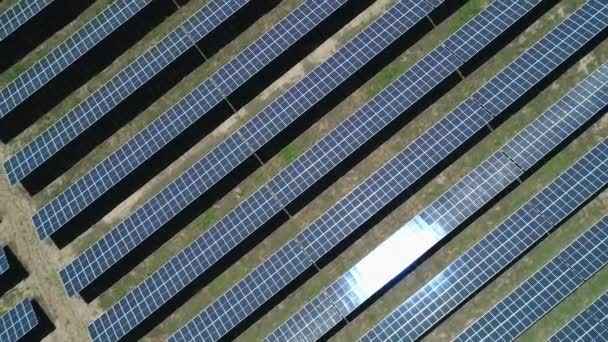 Вид з повітря на поле сонячної електростанції в сонячний день. Вид зверху на сонячну ферму. Технології відновлюваної енергетики. Широкий постріл — стокове відео