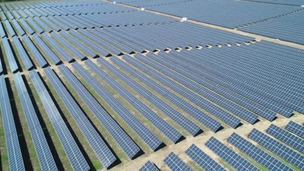 晴れた日に太陽光発電所のフィールドの空中ビュー。太陽農場の空中トップビュー。再生可能エネルギー技術。ワイドショット — ストック動画