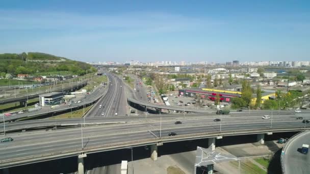 Kiev, Oekraïne - 23 april 2020: Bovenaanzicht vanuit de lucht van wegkruising met rijdende auto 's. — Stockvideo