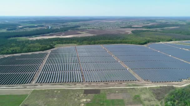 Luftaufnahme des Solarkraftwerksfeldes bei sonnigem Tag. Luftaufnahme der Solarfarm. Technologie für erneuerbare Energien. Weitschuss — Stockvideo