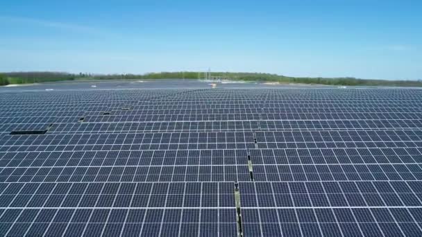 Luftaufnahme des Solarkraftwerksfeldes bei sonnigem Tag. Luftaufnahme der Solarfarm. Technologie für erneuerbare Energien. Weitschuss — Stockvideo